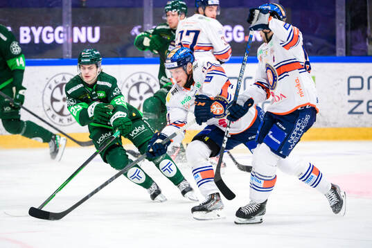 Färjestads Lucas Forsell och Växjös Joel Persson