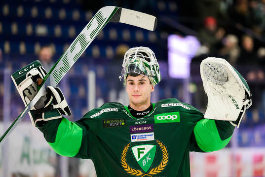 Färjestads målvakt Matthew Tomkins jublar