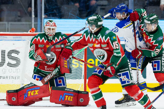 Leksands Mikael Ruohomaa oroar framför Frölundas målvakt