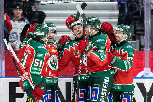 Frölundas Filip Johansson jublar med lagkamrater