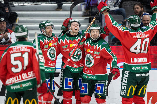 Frölundas Filip Johansson jublar med lagkamrater