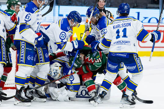 Frölundas Ryan Lasch liggande över Leksands målvakt