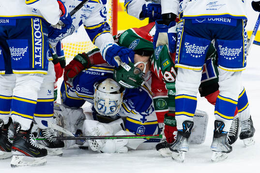 Frölundas Ryan Lasch liggande över Leksands målvakt