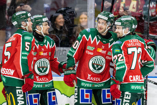 Frölundas Petteri Lindbohm jublar med lagkamrater