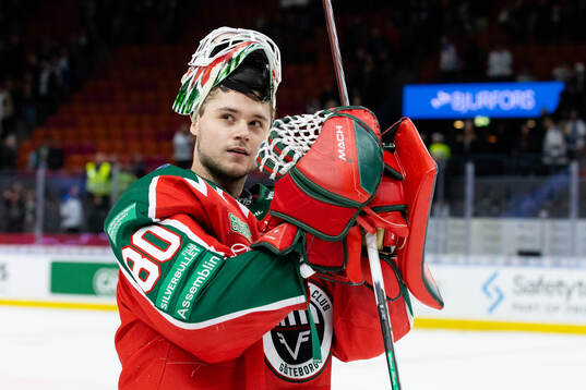 Frölundas målvakt Frederik Dichow jublar
