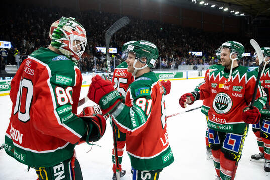 Frölundas målvakt Frederik Dichow och Ryan Lasch jublar