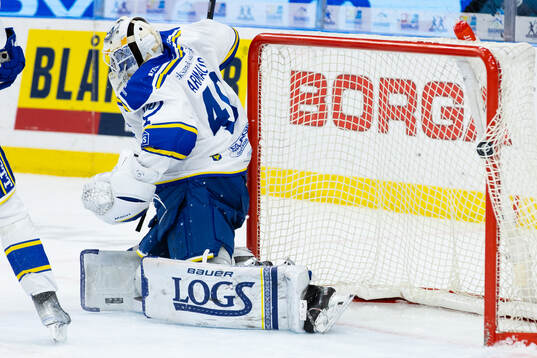 Frölundas Petteri Lindbohm (ej i bild) skjuter 3-1 i mål