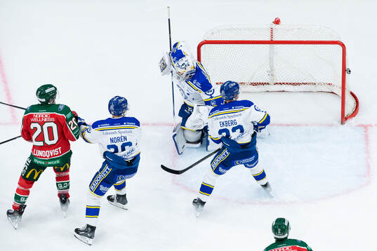 Frölundas Petteri Lindbohm (ej i bild) skjuter 3-1 i mål