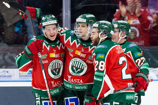 Frölundas Linus Nässen omfamnas av lagkamrater