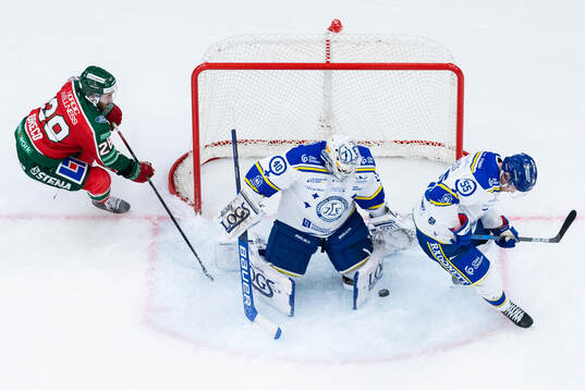 Frölundas Anthony Greco med en chans somLeksands målvakt