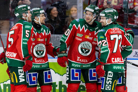 Frölundas Petteri Lindbohm jublar med lagkamrater