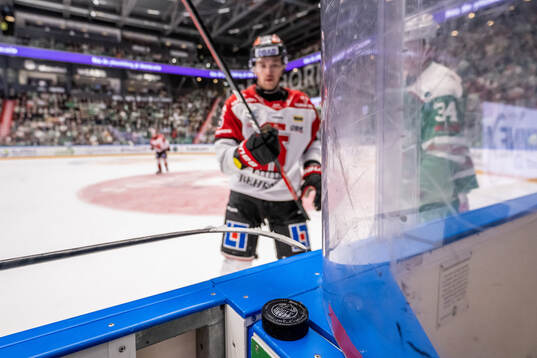 Rögles Adam Edström och Örebros Kristian Näkyvä i en
