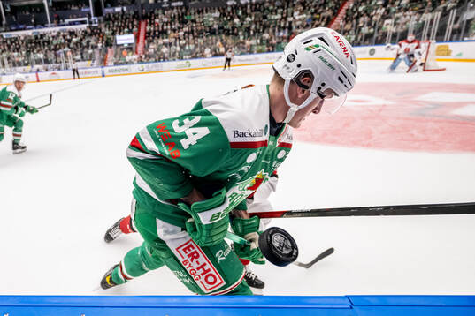 Rögles Adam Edström och Örebros Kristian Näkyvä i en
