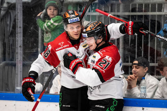 Örebros Rodrigo Abols och Linus Öberg jublar
