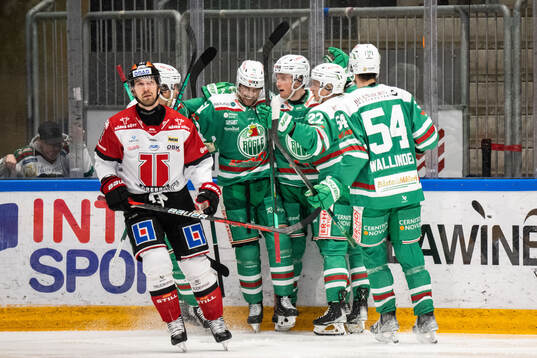 Rögles Oskar Stål-Lyrenäs jublar med lagkamrater