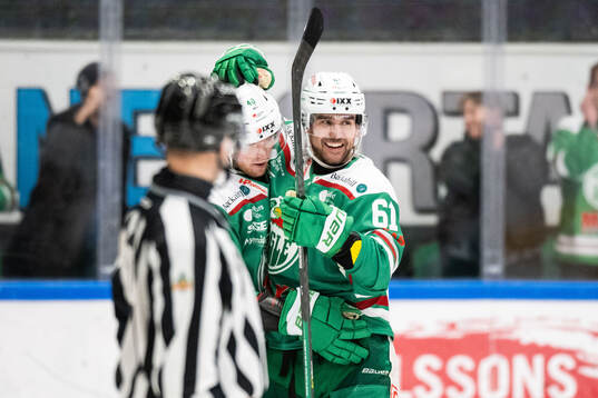 Rögles Ludvig Larsson jublar med Oskar Stål-Lyrenäs