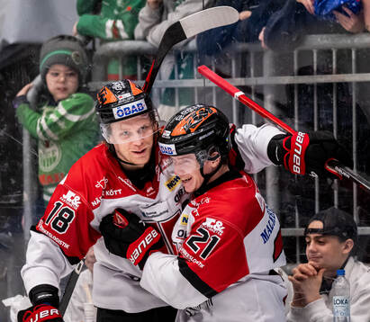Örebros Rodrigo Abols och Linus Öberg jublar