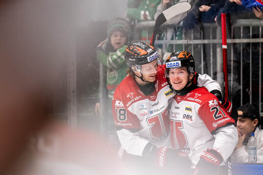 Örebros Rodrigo Abols och Linus Öberg jublar