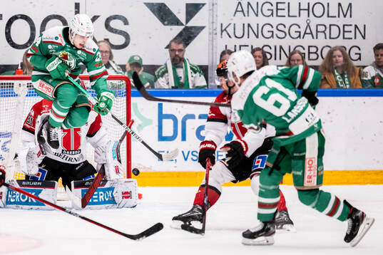 Rögles Ludvig Larsson skjuter in 4-2 målet när Rögles