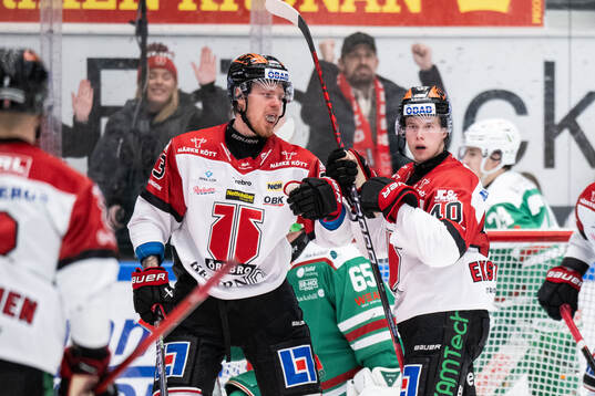 Örebros Elias Ekström jublar med Christopher Mastomäki