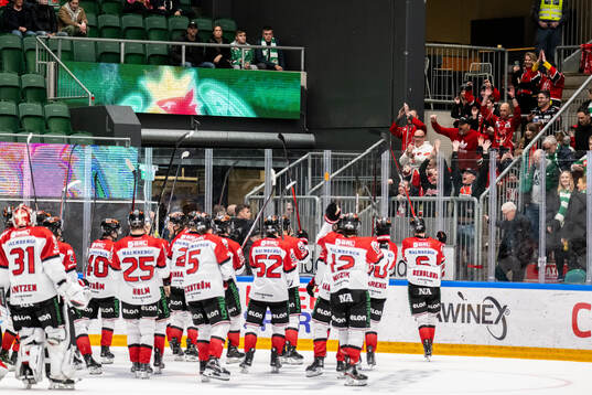 Örebros spelare jublar mot sina supportrar