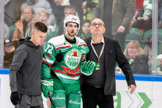 Rögles Daniel Zaar får hjälp av isen