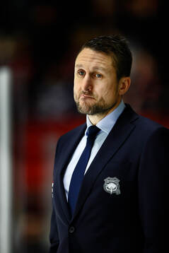 Malmö Redhawks tränare Tomas Kollar deppar