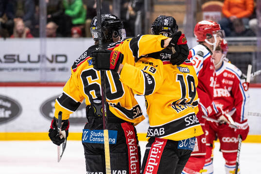 Luleås Julius Honka jublar med lagkamrater