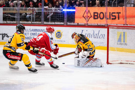 Timrås Jonathan Dahlén mot Luleås målvakt Joel
