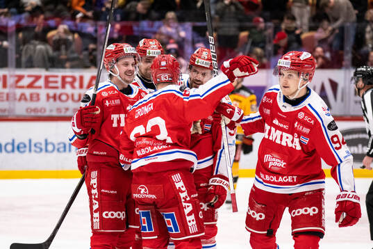 Timrås Sebastian Hartmann jublar med lagkamrater