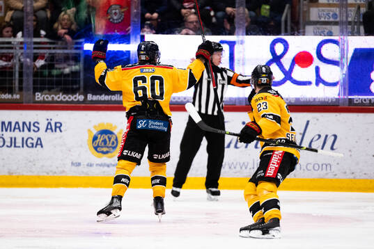 Luleås Julius Honka jublar