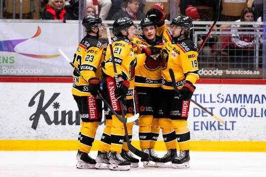 Luleås Julius Honka jublar
