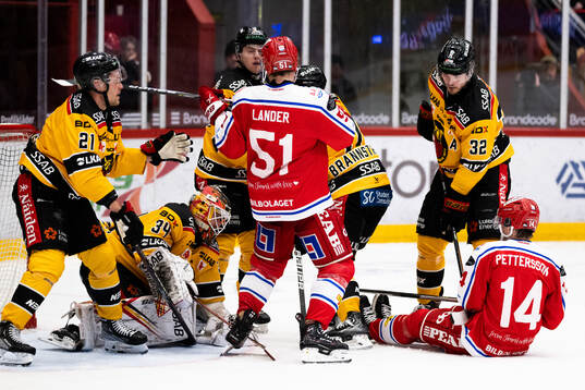 Timrås Anton Lander och Emil Pettersson framför Luleås