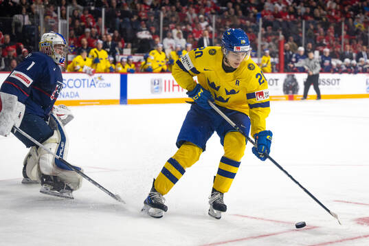 Liam Öhgren of Sweden scores the 5-5 goal behind