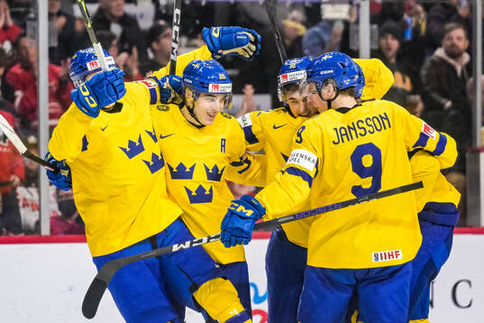 Noah Östlund of Sweden celebrates with Liam Öhgren and