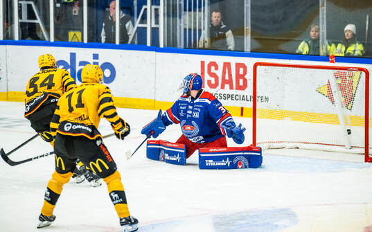 Skellefteås Tom Kühnhackl gör 0-1 bakom Oskarshamns