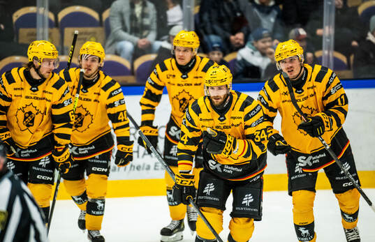 Skellefteås Tom Kühnhackl jublar med lagkamrater