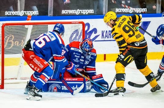 Oskarshamns Lukas Pilö, målvakt Tim Juel och Skellefteås
