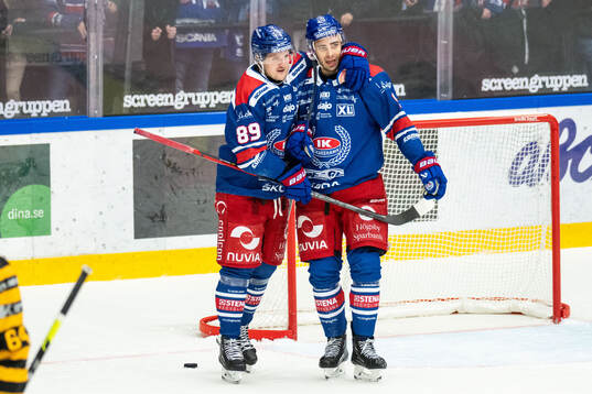 Oskarshamns Ahti Oksanen jublar med Patrik Karlkvist jublar