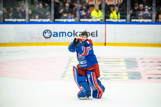 Oskarshamns målvakt Tim Juel jublar