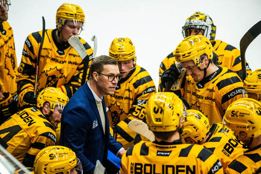Skellefteås assisterande tränare Andreas Falk och spelare