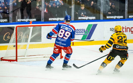 Oskarshamns Ahti Oksanen (ej i bild) gör 3-1 medan Patrik