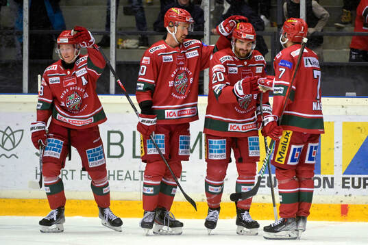 Modos Marcus Vela jublar med Erik Karlsson, David Bernhardt