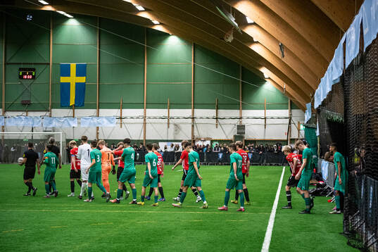 BK Olympic P16s och BK Höllviken P16s spelare gör entré