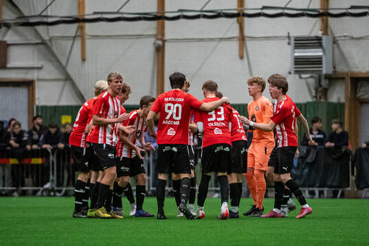 BK Höllviken P16s spelare samlas
