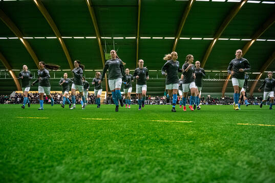 Malmö FF F16s spelare värmer upp