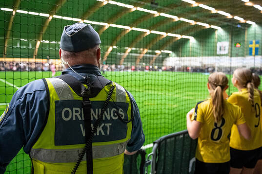 Ordningsvakt vid sidan om planen