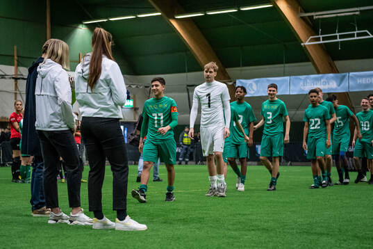 BK Olympic P16s spelare tar emot guldmedaljer