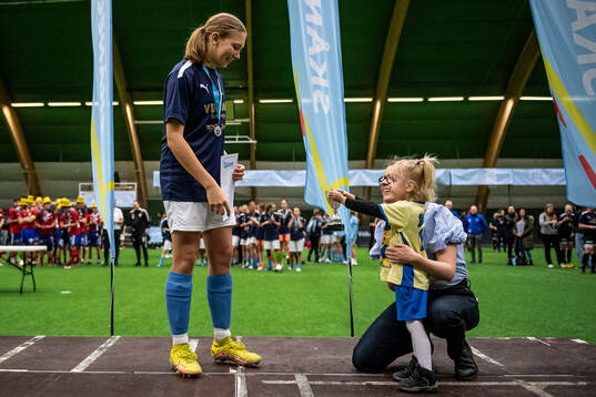 Malmö FF F16s Lydia Liljegren tar emot priset för bästa