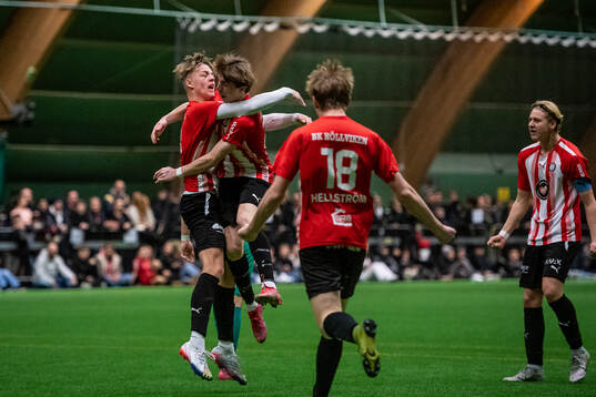 BK Höllviken P16s spelare jublar